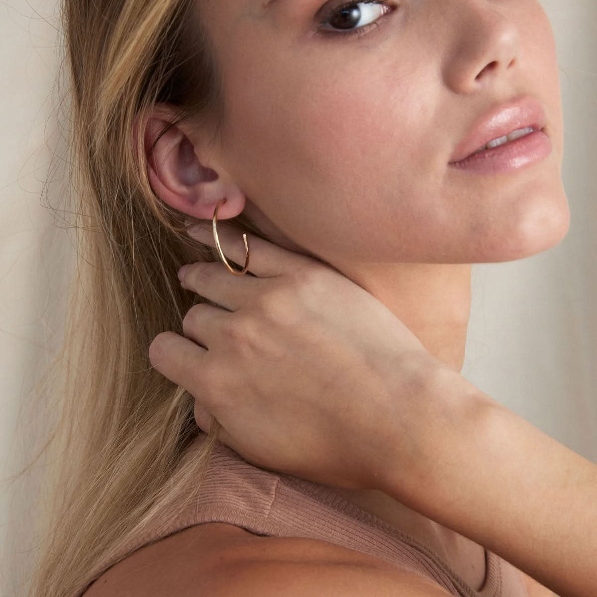 BRYAN ANTHONYS SIMPLICITY MIDI HOOP EARRINGS ON MODEL