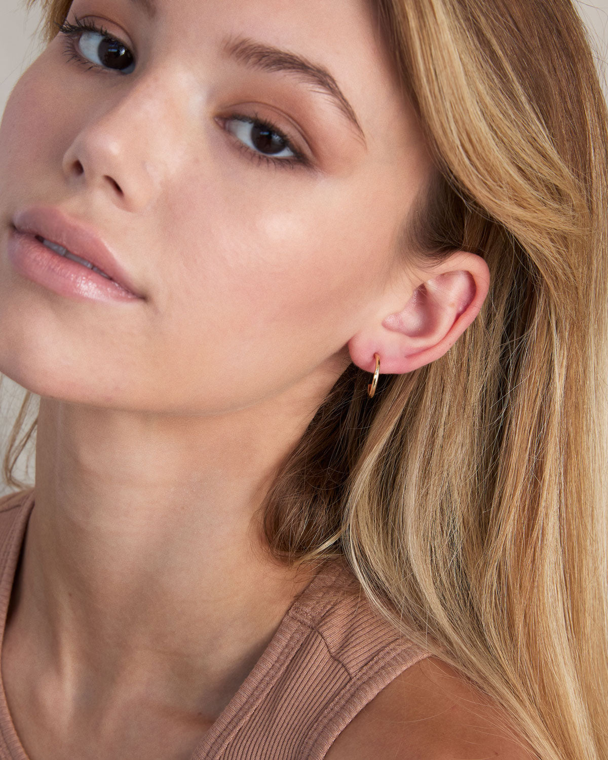 BRYAN ANTHONYS SIMPLICITY MINI HOOP EARRINGS ON MODEL